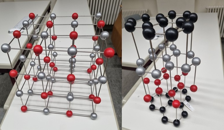 Eine Kollage aus zwei Bildern: Das linke Bild zeigt ein Kristallgittermodell, das die regelmäßige Anordnung von Ionen in einer Salzstruktur visualisiert. Die roten und silbernen Kugeln symbolisieren die unterschiedlichen Ionensorten, verbunden durch ein stabiles Gitter. Das rechte Bild zeigt ein detailliertes Strukturmodell von Graphit, das die Schichtstruktur dieser Kohlenstoffmodifikation anschaulich darstellt. Die schwarzen, roten und silbernen Kugeln repräsentieren die Atome, während die Metallstäbe die Bindungen verdeutlichen.